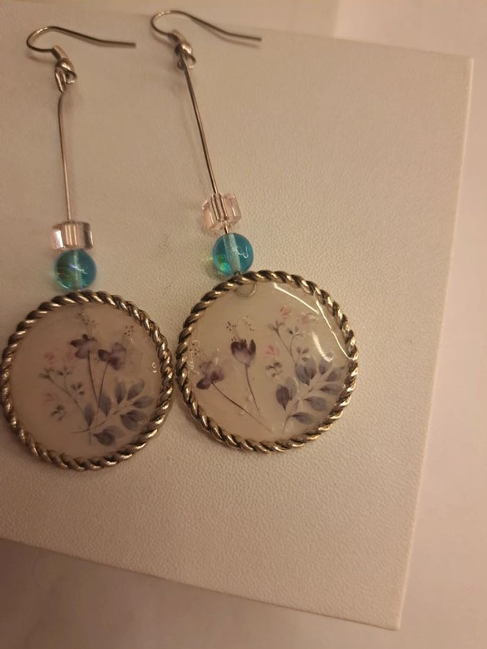 Boucles d'oreilles pendante en résine florale - photo numéro 5