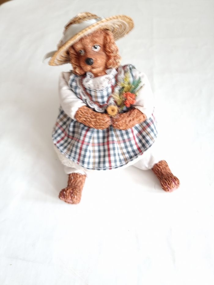 Figurine poupée chien en p