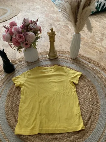 T-shirt jaune