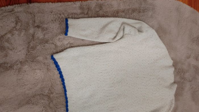 Pull blanc moucheté rose et bleu liseré bleu sur le bord manche doux - photo numéro 4