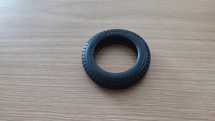 Pneu continental pièce détachée miniature 1/18 Burago Alfa Romeo 2300 spider 1932 #B61 - photo numéro 2