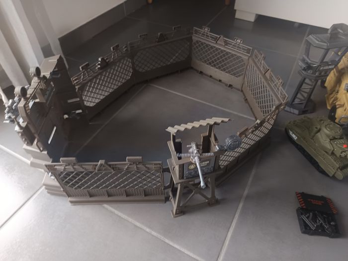 Lot jouets base militaire véhicules - photo numéro 2