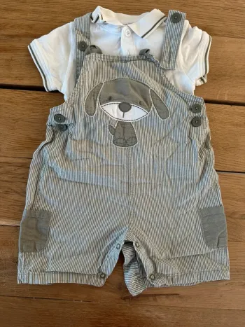 Salopette et son polo blanc