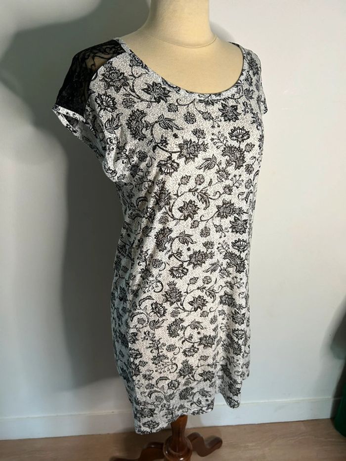 Robe noire et blanche