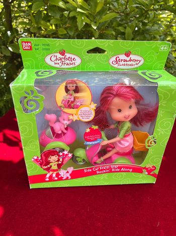 Poupée collector Charlotte aux Fraises scooter et chat