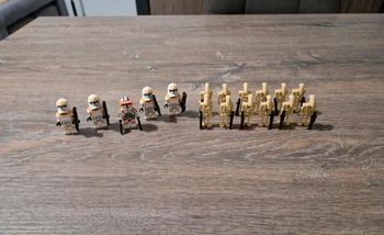 Figurines type lego Commandant clone Cody + 4 clones de la 212ème et 12 droides de combats star wars