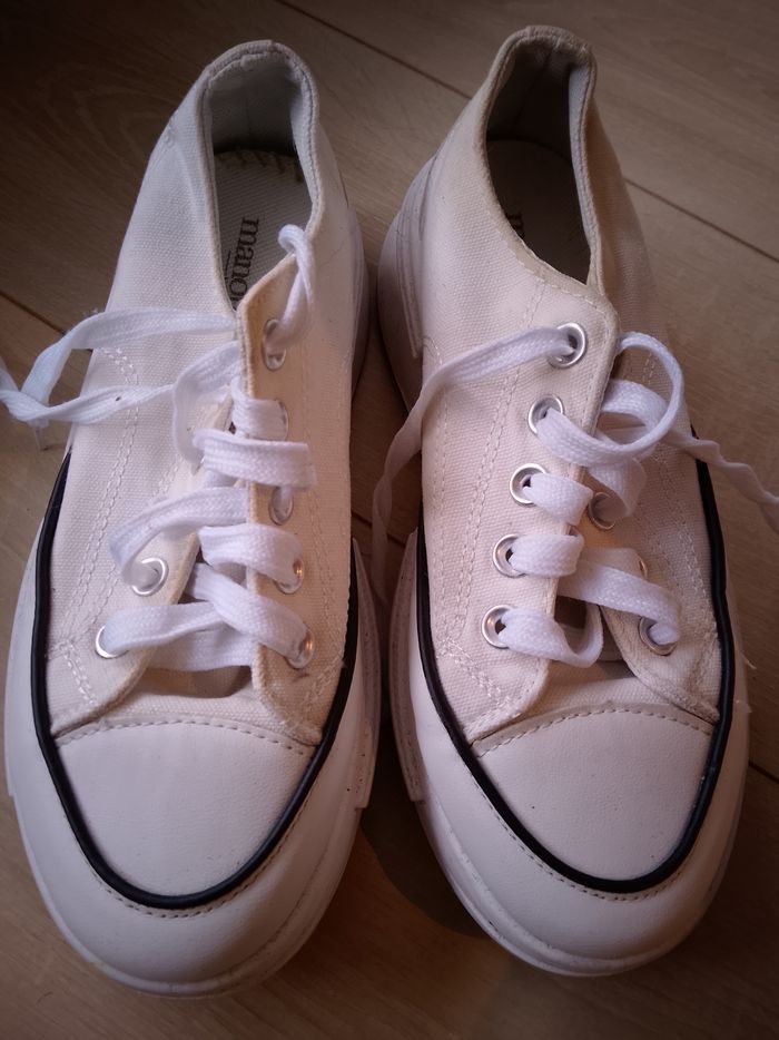 Paire de baskets Manoukian style Converse, pointure 38 en très bon état confortable et chic de couleur blanche.