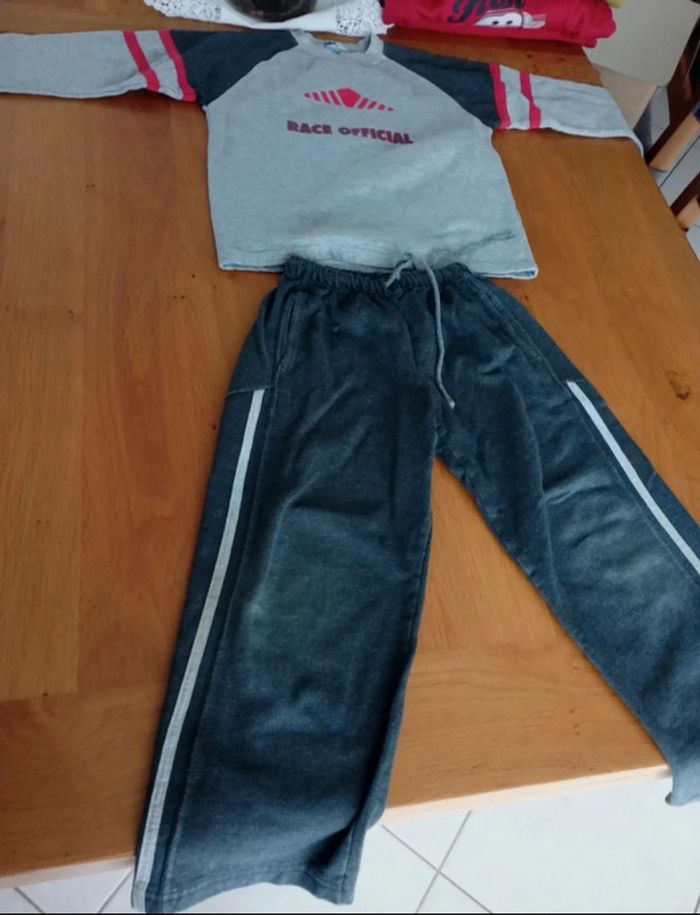 Jogging  taille 6 ans en bon état