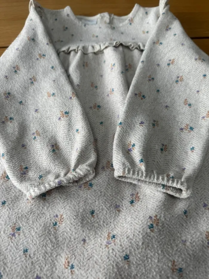 Robe beige douce avec fleurs et froufrous - Taille 4 Ans - photo numéro 7