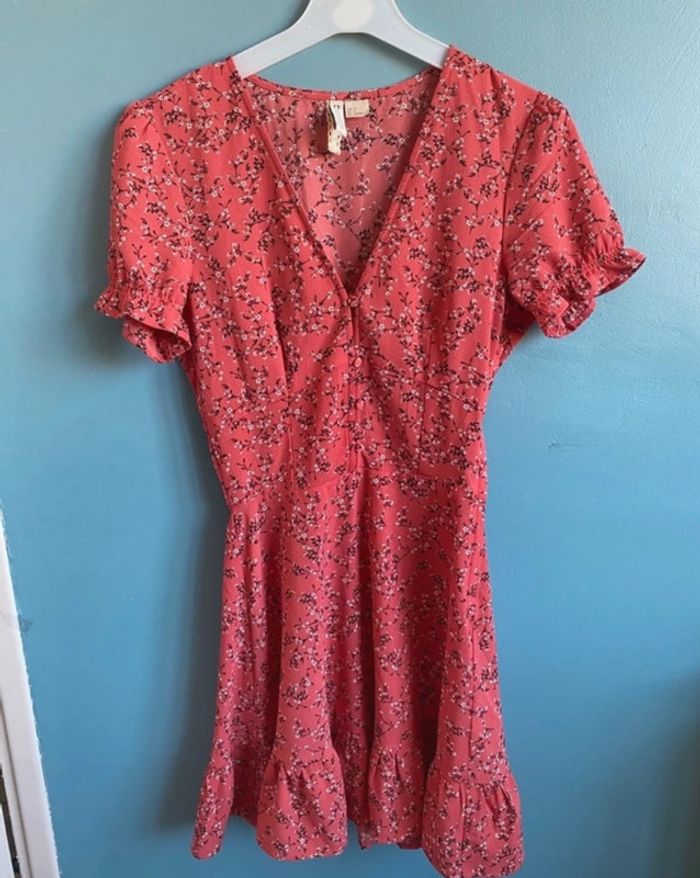 Petite robe d’été casuals avec fleurs de cerisiers