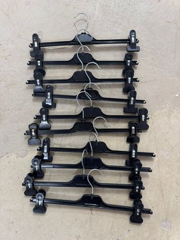 Cintres à pinces noirs réglables Retif