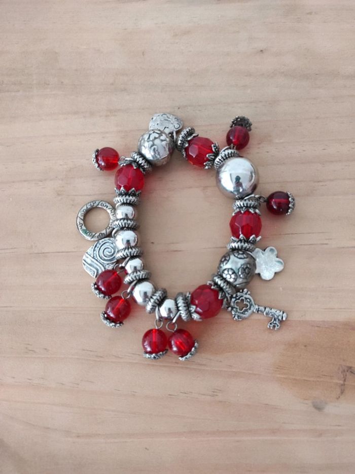 Bracelet à breloques argent et rouge