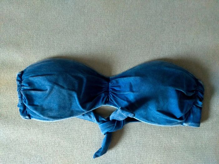 Haut de bikini bandeau bleu velours – Taille 36 – 1 seul exemplaire disponible - photo numéro 2