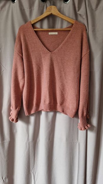 Pull rose col V manches volants