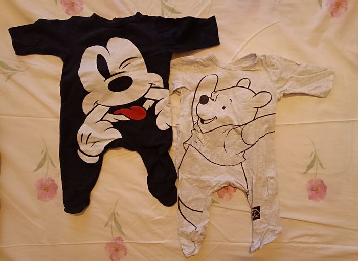 Lot pyjamas 1 mois et bavoirs - photo numéro 2