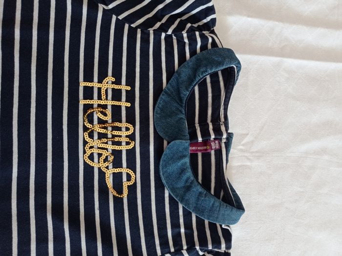 Marque sergent major taille 10 ans 140 cm manche longues couleur bleu foncé avec petit col Jean super sympa couleur le foncé avec rayures blanche infection devant avec inscription marqué Hello voir photos - photo numéro 3