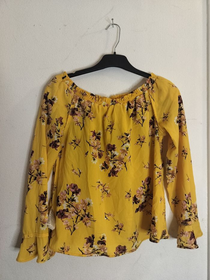 Blouse jaune fleurie épaules dénudées - photo numéro 2