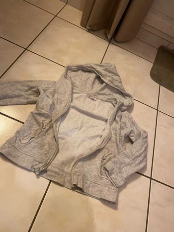 Gilet à capuche, gris, taille huit ans