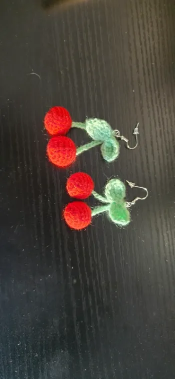 Boucle d'oreille cerise neuf