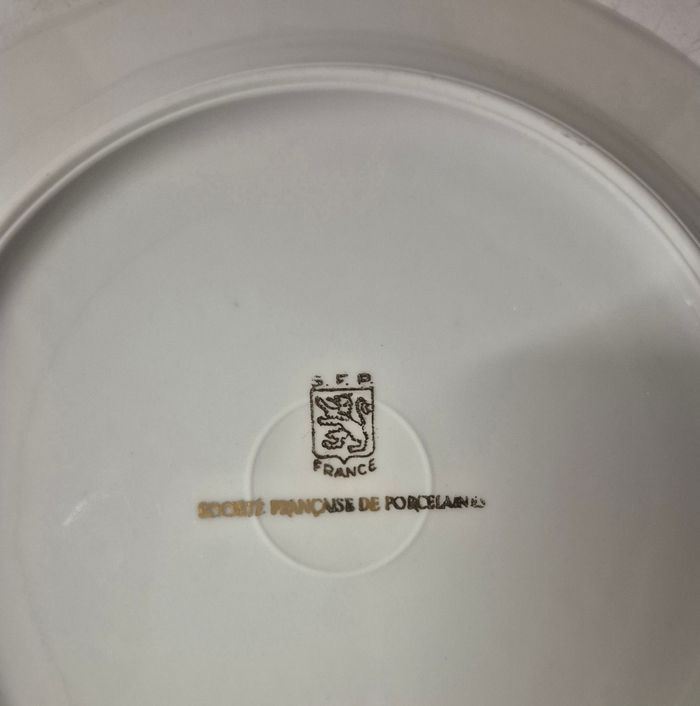 Lot 7 assiettes à dessert en porcelaine fine et dorures SFP société française de porcelaine - photo numéro 7