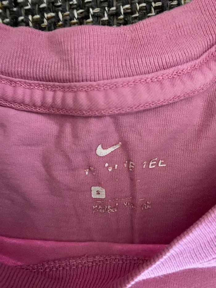 T-shirt Nike rose  taille S – Style, Confort & Performance - photo numéro 4