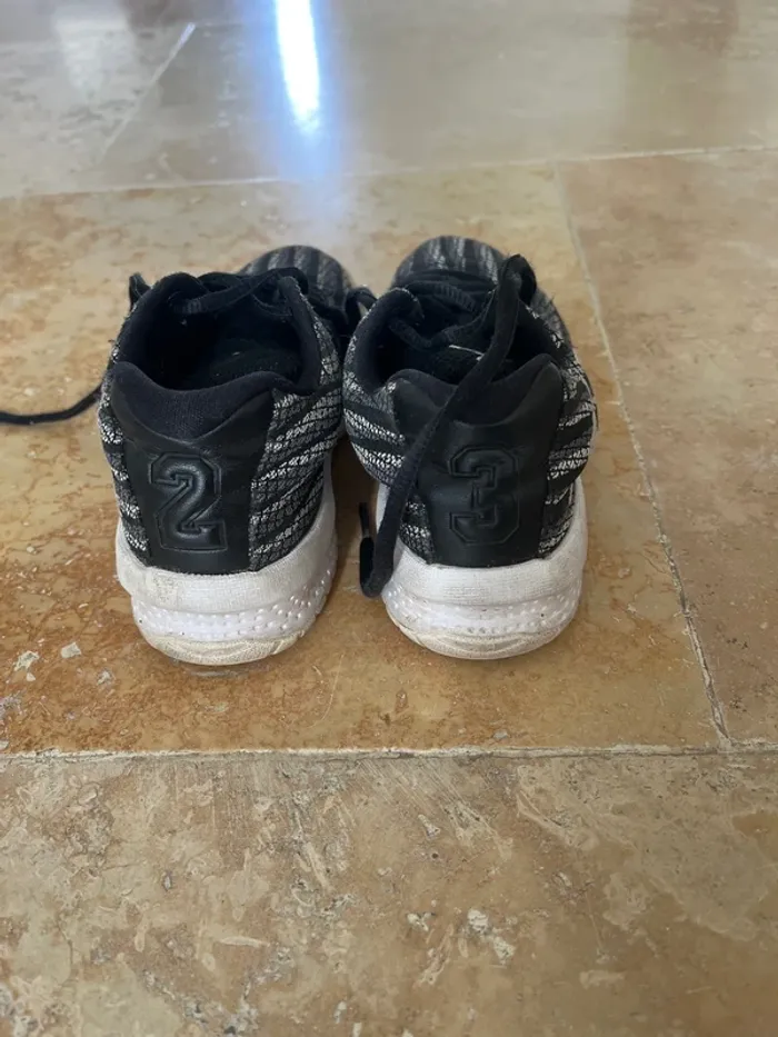 Paire de baskets Jordan - photo numéro 4