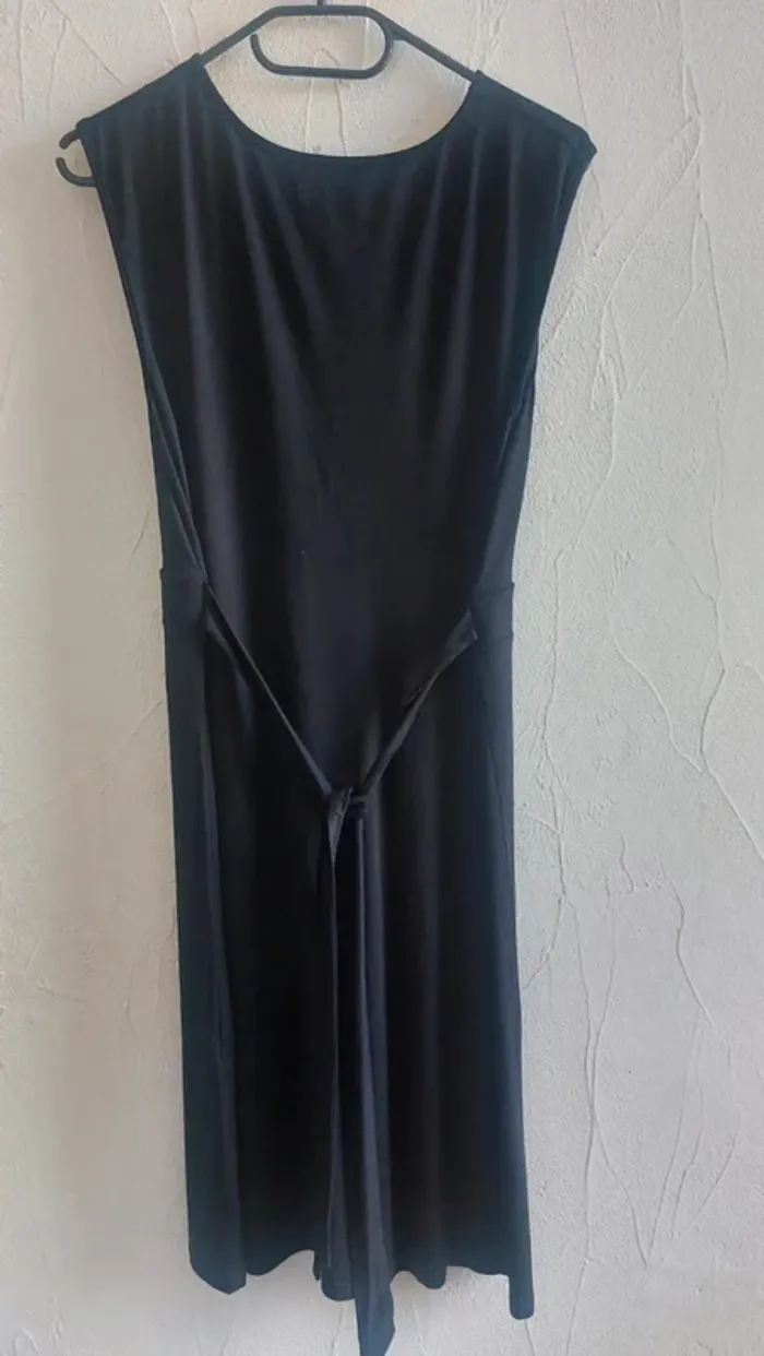 Robe élégante noire avec détails dorés Taille 42/44 - photo numéro 5