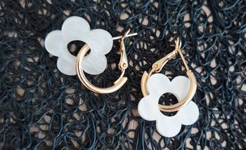 Boucles d'oreilles créoles fleur blanche élégantes