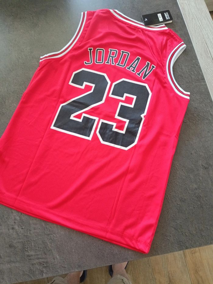 Tenue NBA Chicago Bulls Michael Jordan rouge. T.L - photo numéro 2