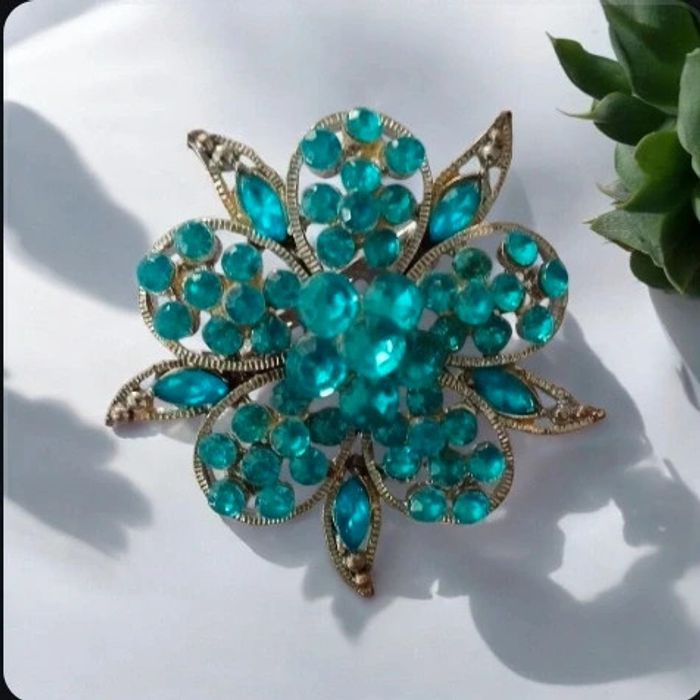 Broche en forme de fleur turquoise en strass. En très bon état. - photo numéro 2