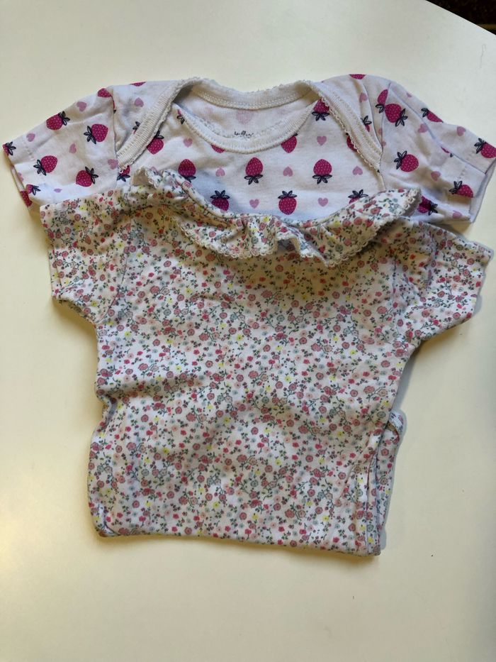 Lot boddys 12 mois - photo numéro 2