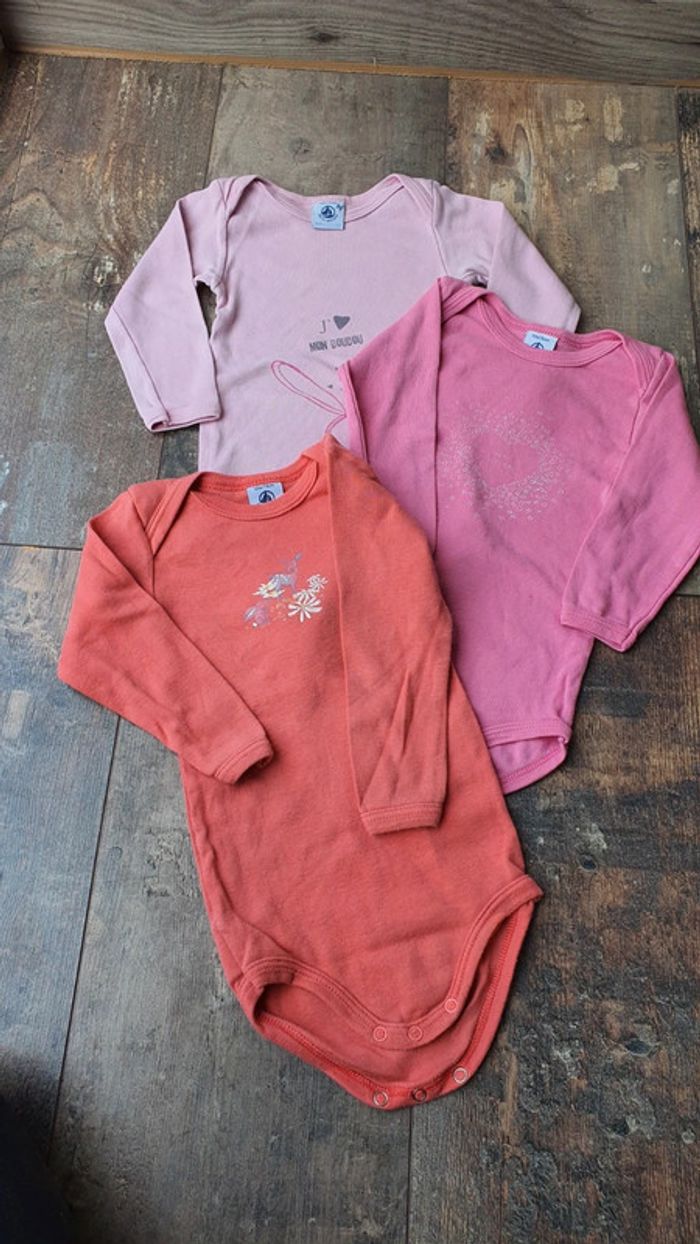 Lot de body petit bateau 12 mois en très bon état 🙂 sauf un tâché