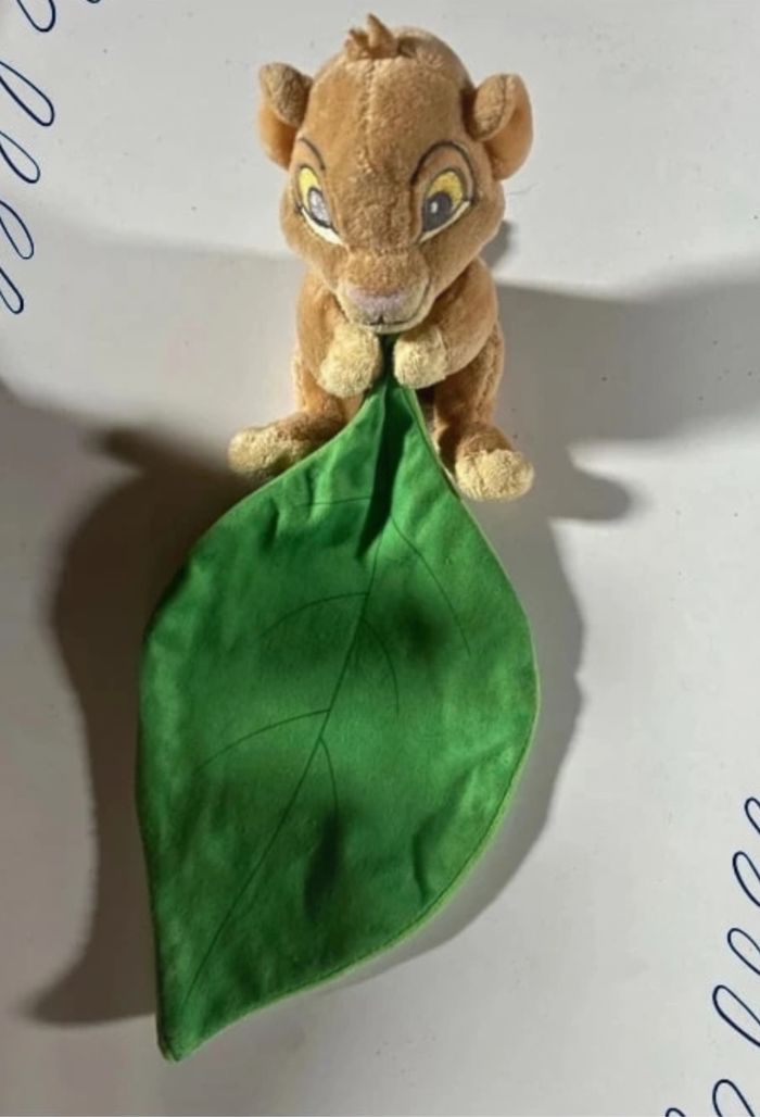Doudou roi lion Simba mouchoir feuille verte Disney Baby