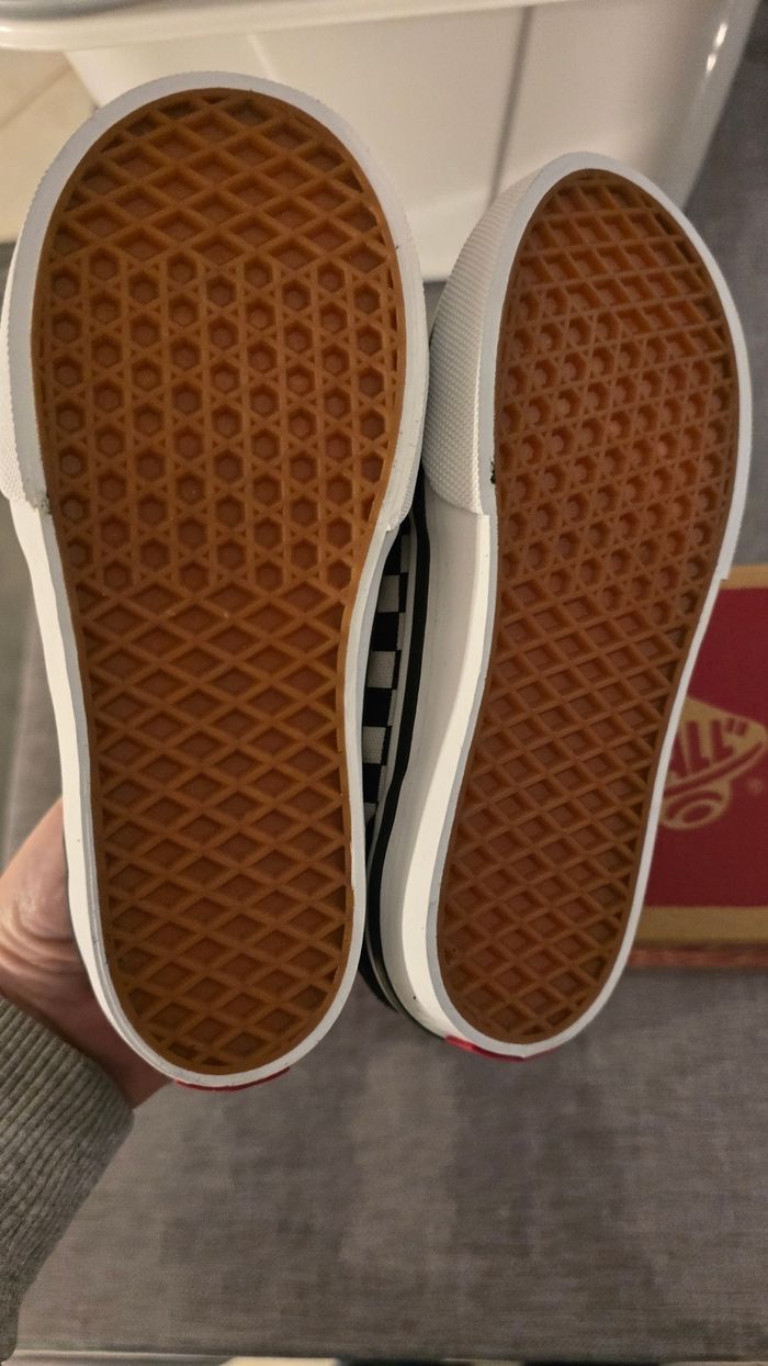 NEUVES  (non portées)🏷🤩😍⚘️superbes  baskets VANS mixtes Pointure 26 (lacets élastiques)😍🤩⚘️🏷👍 - photo numéro 4