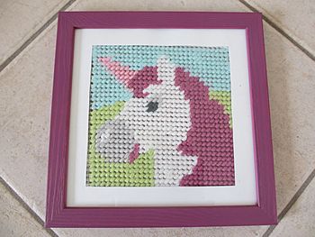 Cadre en bois violet avec canevas licorne