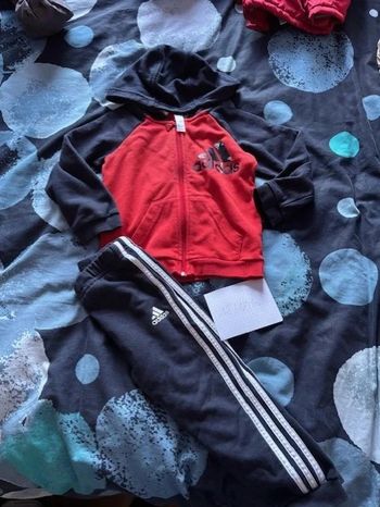 Ensemble garçon adidas , taille 12 mois.