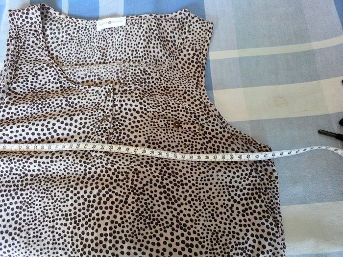 Débardeur,marron clair a pois marron foncé, fluide, en polyester, en très très bon état, taille élastique pour effets bouffant, largeur d'épaule 30cm, largeur sous bras 44cm, longueur 60cm, marque Cache Cache =5€ - photo numéro 5