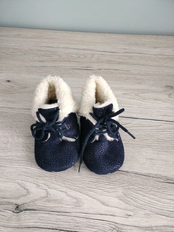 Paire de chaussures chausson bleu pailleté fille taille 12-18 mois