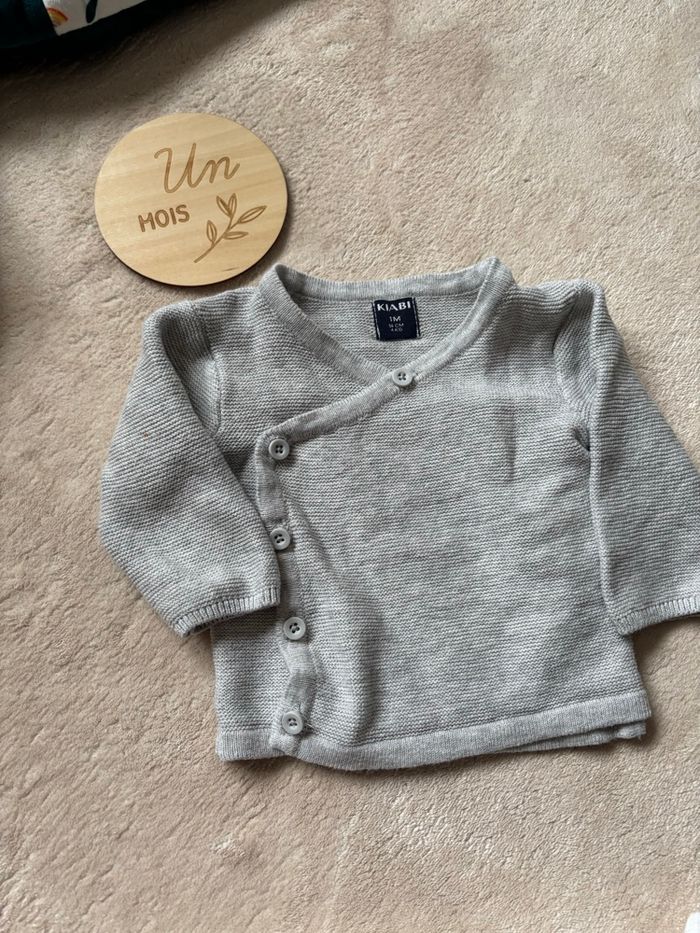 2 gilets Kiabi taille 1 mois