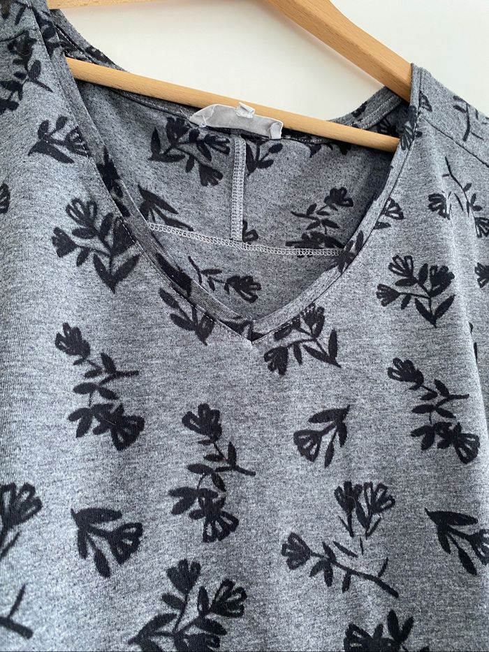 Haut gris à fleurs velours - photo numéro 3