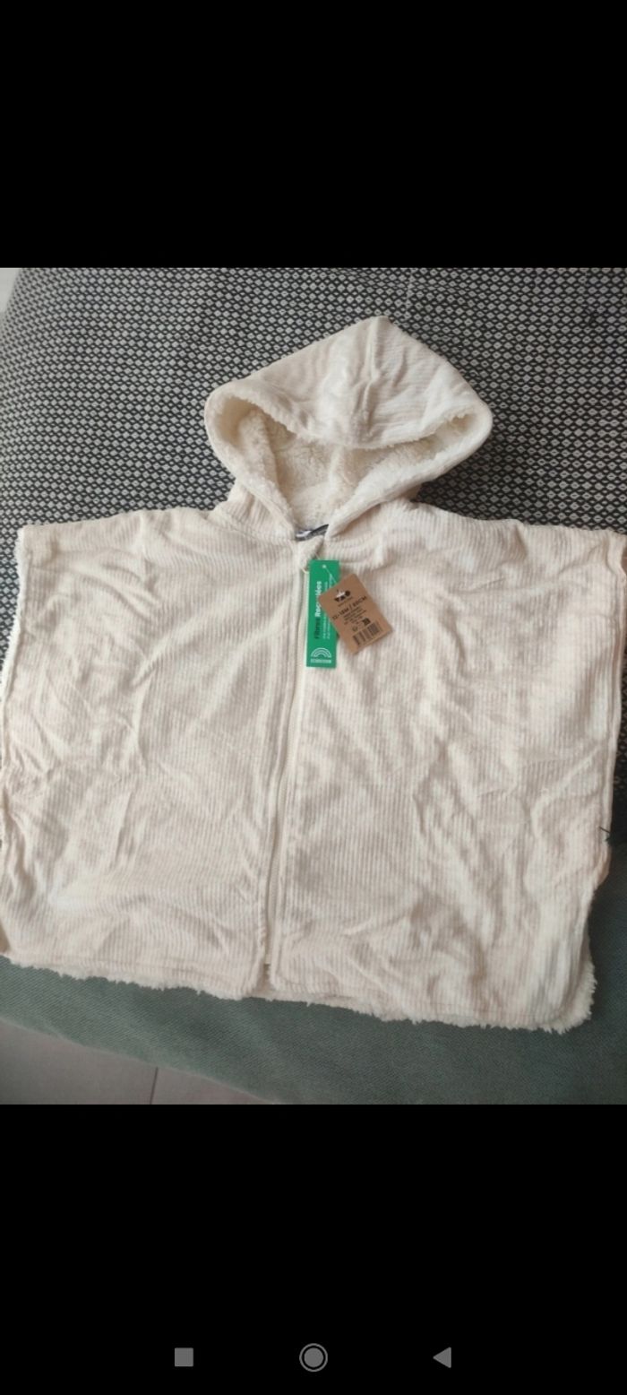 Très beau poncho couverture blanc cassé neuf avec étiquette taille 12/18 mois tape a l'oeil