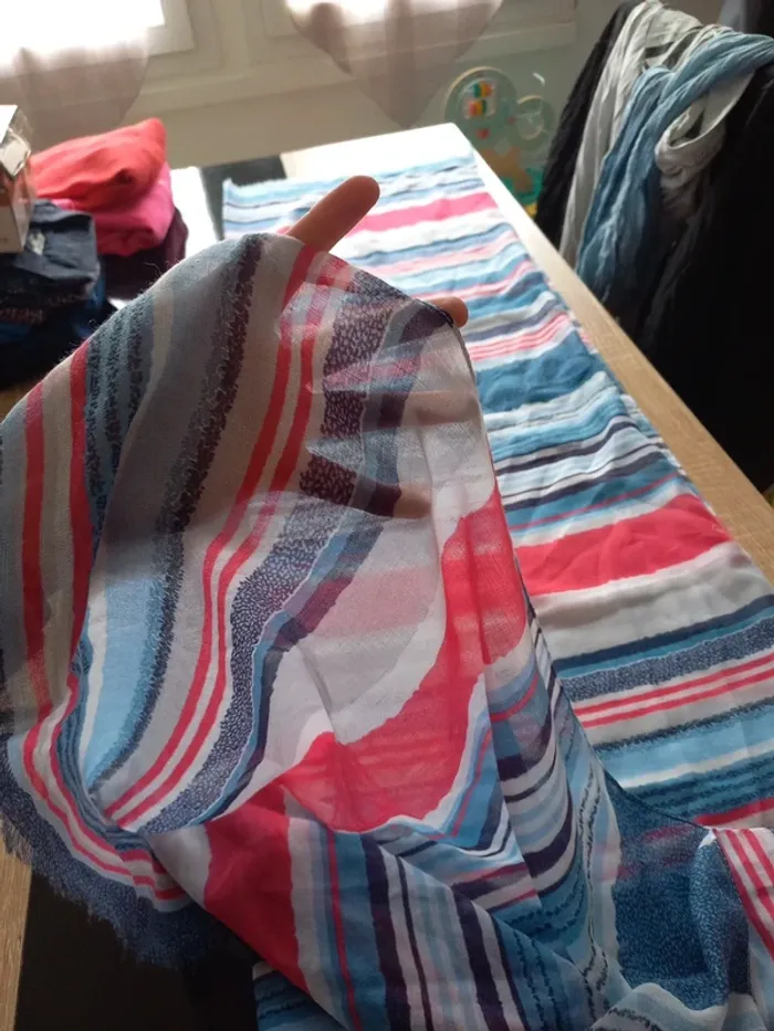 Foulard femme rouge et bleu - photo numéro 8