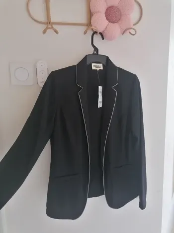 Veste noire neuve, légère et habillée - Taille 36