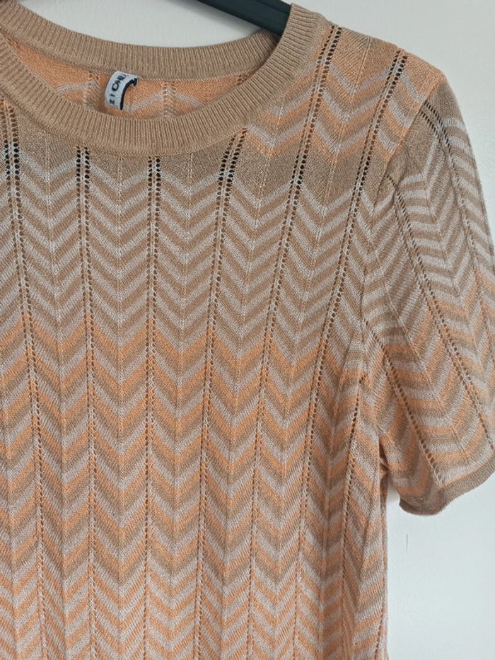 T-shirt à mailles fines zig zag beige orangé dorures Only Taille M En très bon état - photo numéro 2