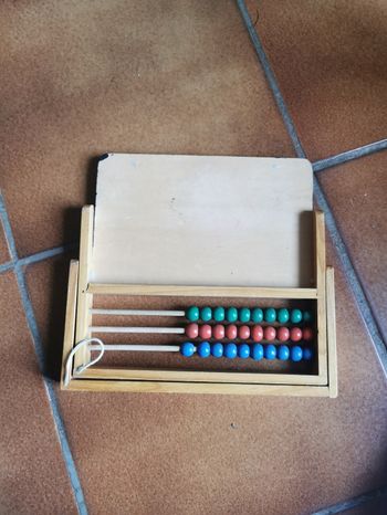 Boulier en bois avec un tableau de craie