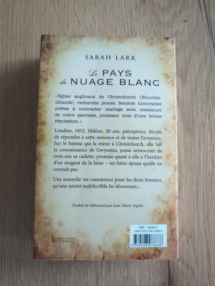 Livre le pays du nuage blanc Sarah lark - photo numéro 2