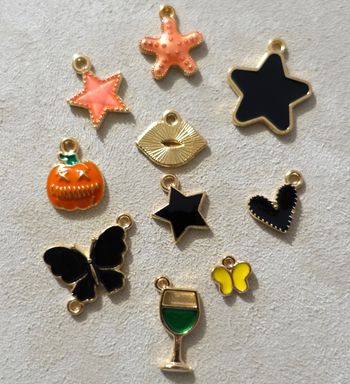 Lot de 10 pendentifs charms en métal émaillé