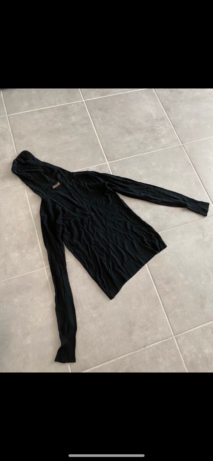 Pull col V à capuche