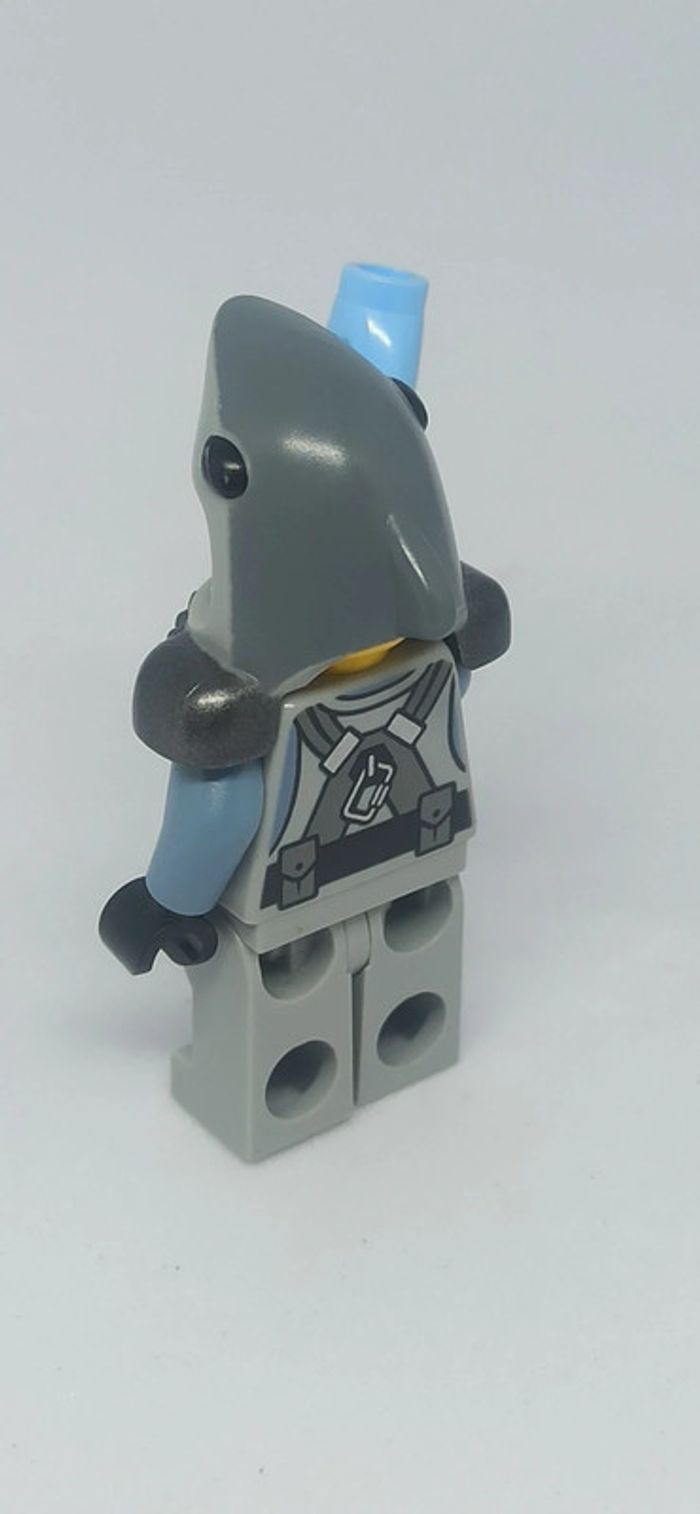 Figurine homme tête de requin avec poisson lego - photo numéro 4