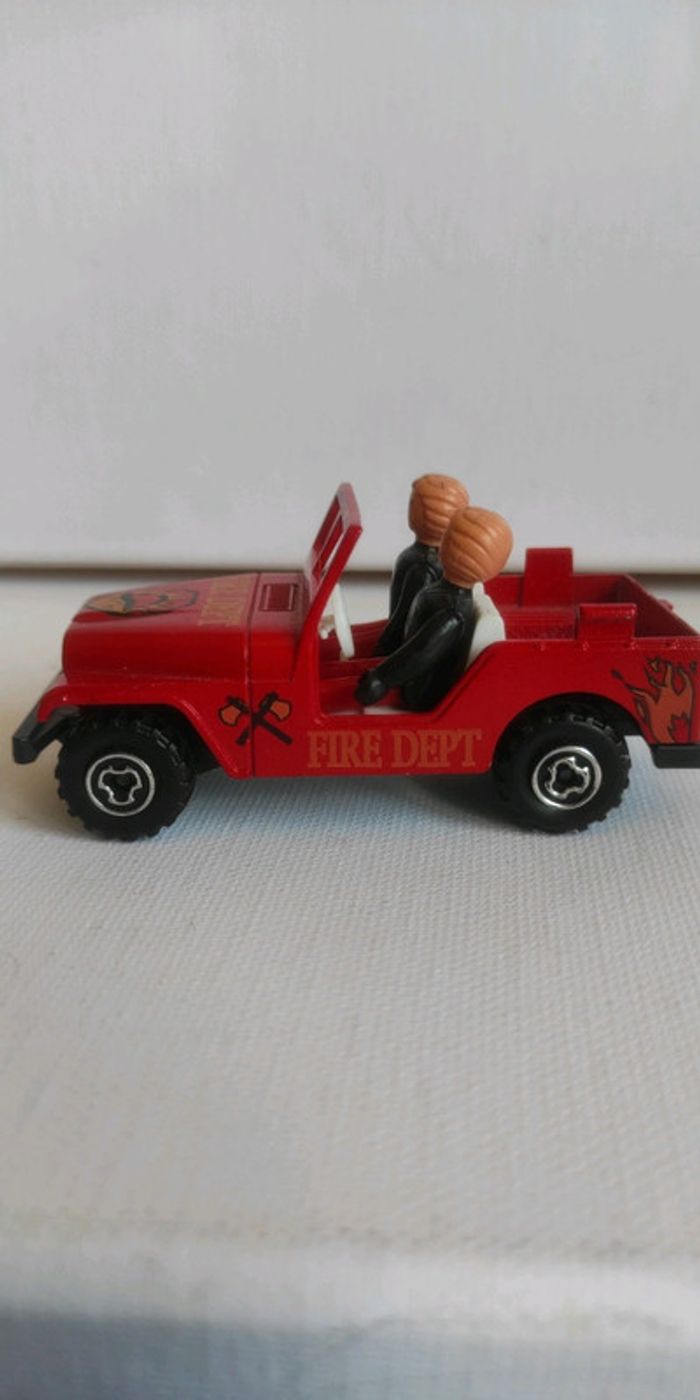 Modélisme jeep de pompier avec deux personnages - photo numéro 4